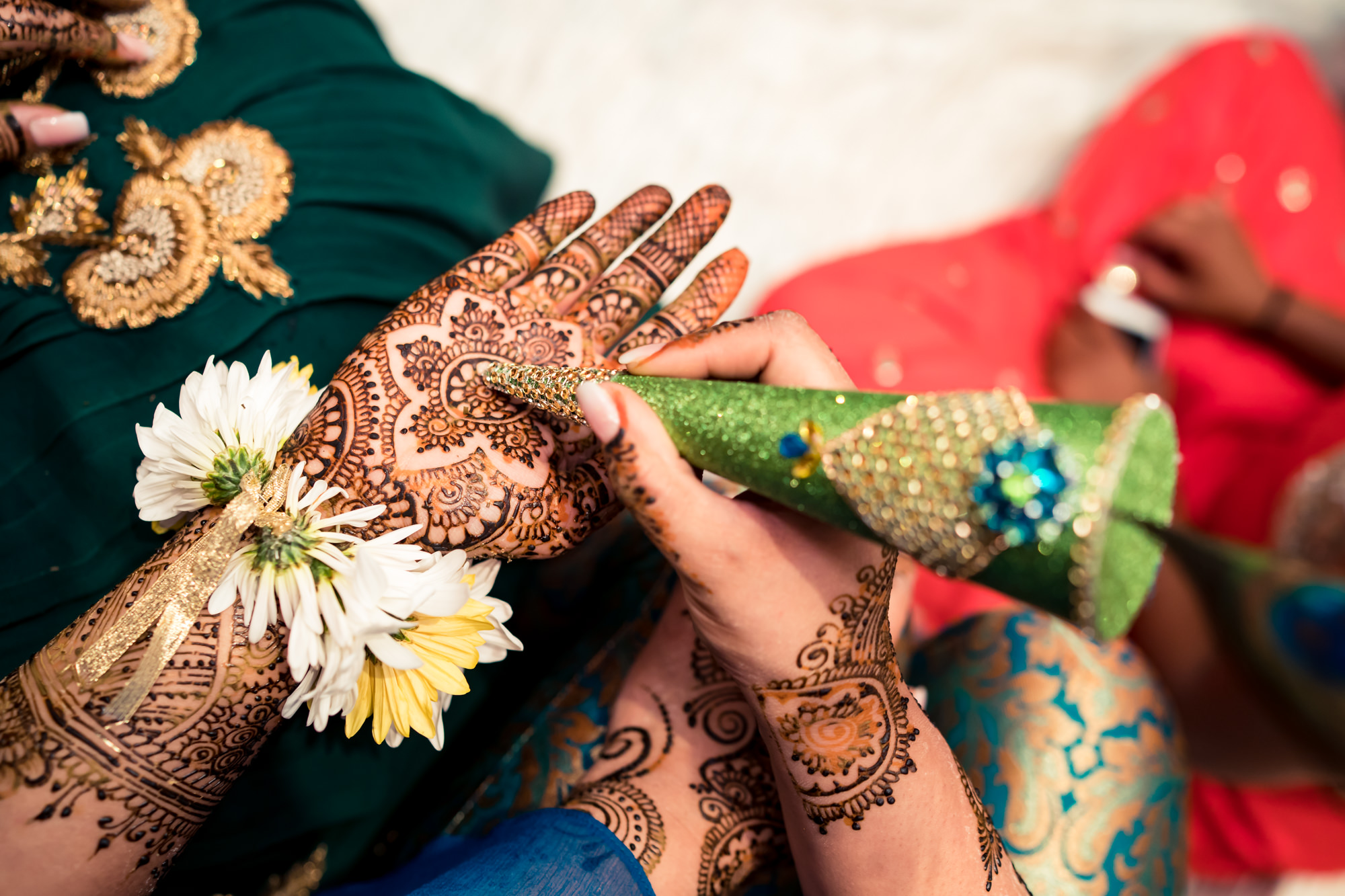 Trending Mehndi designs💖Fun new ways to add your groom's name to your  Bridal Mehndi! - Witty Vows | Mehendi photography, Indian wedding  photography poses, Bridal photography poses